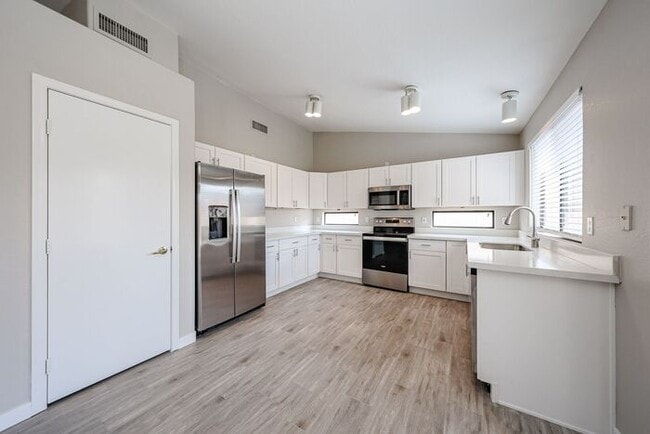 Building Photo - Welcome to this Charming 3 BEDROOM , 2 BAT...