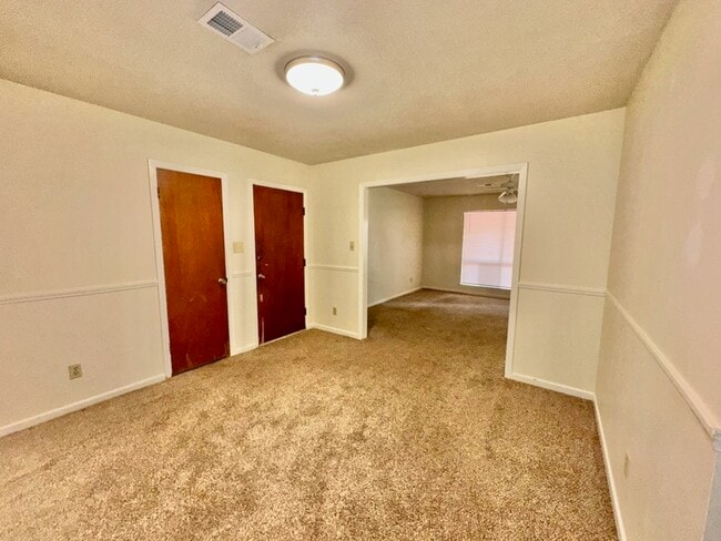 Building Photo - 38 Circle Dr