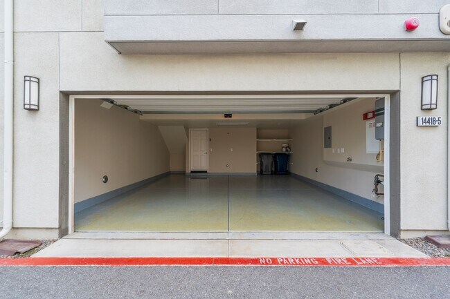 Building Photo - Beautiful Gardena Condominium in Gated Com...