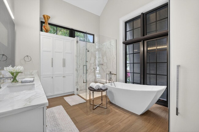 Building Photo - 400 Mola Ave