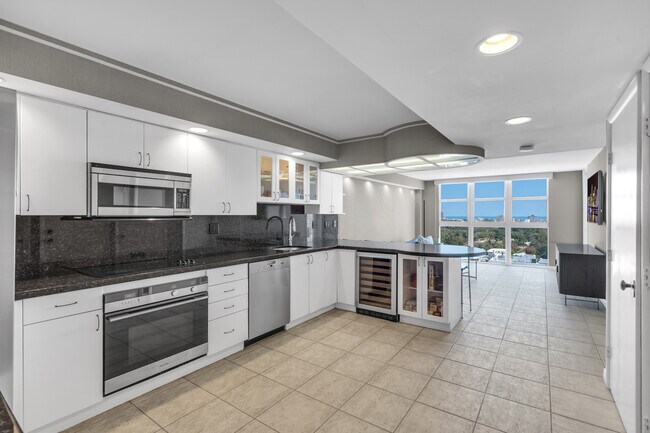 Building Photo - 1228 West Ave