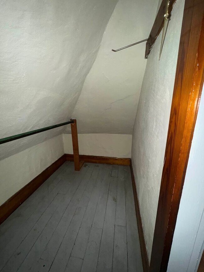Building Photo - Charming 1-Bedroom Apartment in Russell, MA