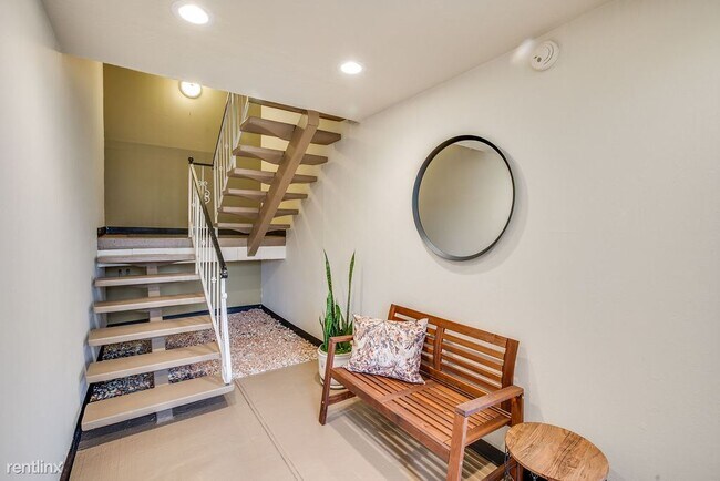 Building Photo - 3 br, 2 bath Duplex - 132 Byrne Street