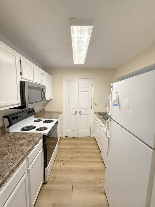Building Photo - 4975-4977 7 Pine Cir