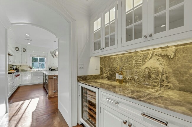 Building Photo - 373 Hardenburgh Ave