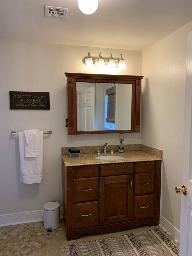 Building Photo - Fully Furnished Comfort Near New Orleans Universities