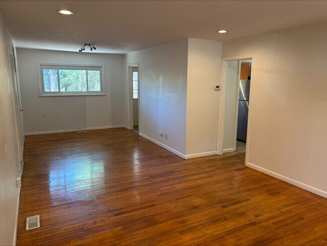 Building Photo - 520 N Hale St