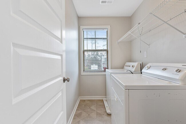 Building Photo - Great Home with Fenced Yard!