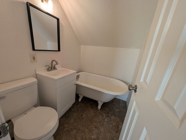 Building Photo - 4 Bedroom Home near Caldwell Park