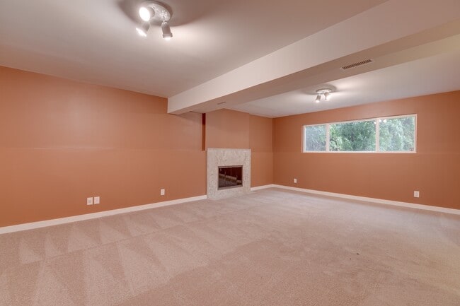 Building Photo - Beautiful 4 bedroom house with large backyard for rent in Sammamish!