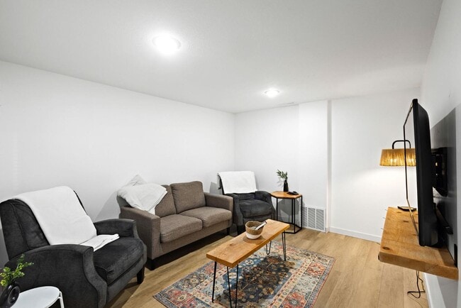 Building Photo - 204 Dove Ave
