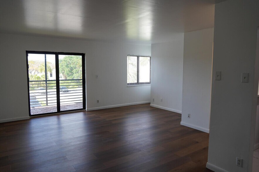 Building Photo - 3720 N Pine Island Rd