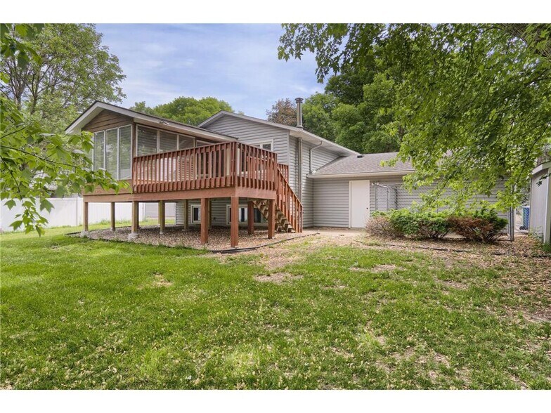 Building Photo - 9937 Deerwood Ln N