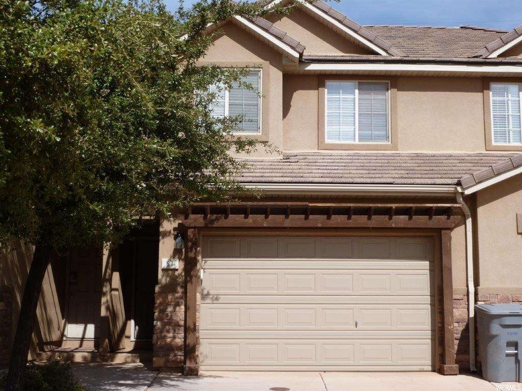 Front of home - 1000 E Bluffview Dr