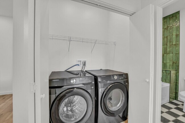 Building Photo - Brand-New Townhome Just Minutes from Downt...