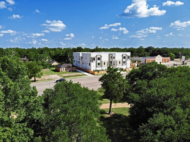 Building Photo - University Oaks – Modern Luxury Living in the Heart of Houston