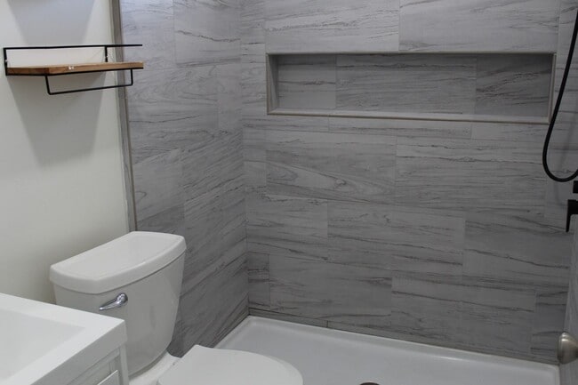 Building Photo - Southwest Bakersfield Home for Rent July