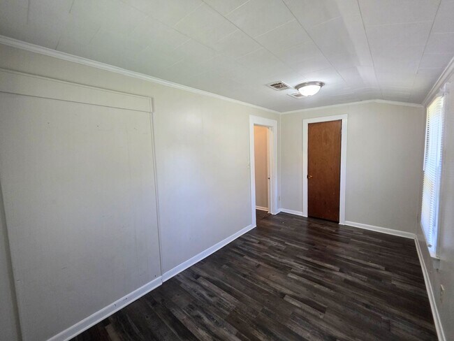 Building Photo - 3BR/1BA home with Bonus Room and large fenced back yard
