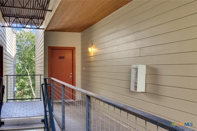 Building Photo - 1011 N LBJ Dr