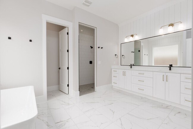 Building Photo - Wonderful 5 bedroom 4 bath home built by New Trend Construction
