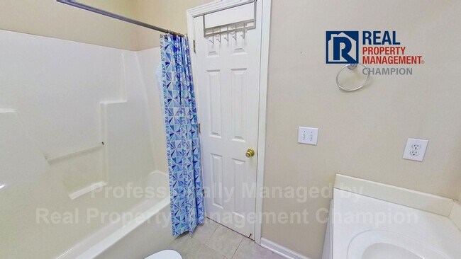 Building Photo - Charming Townhome with Split Floorplan