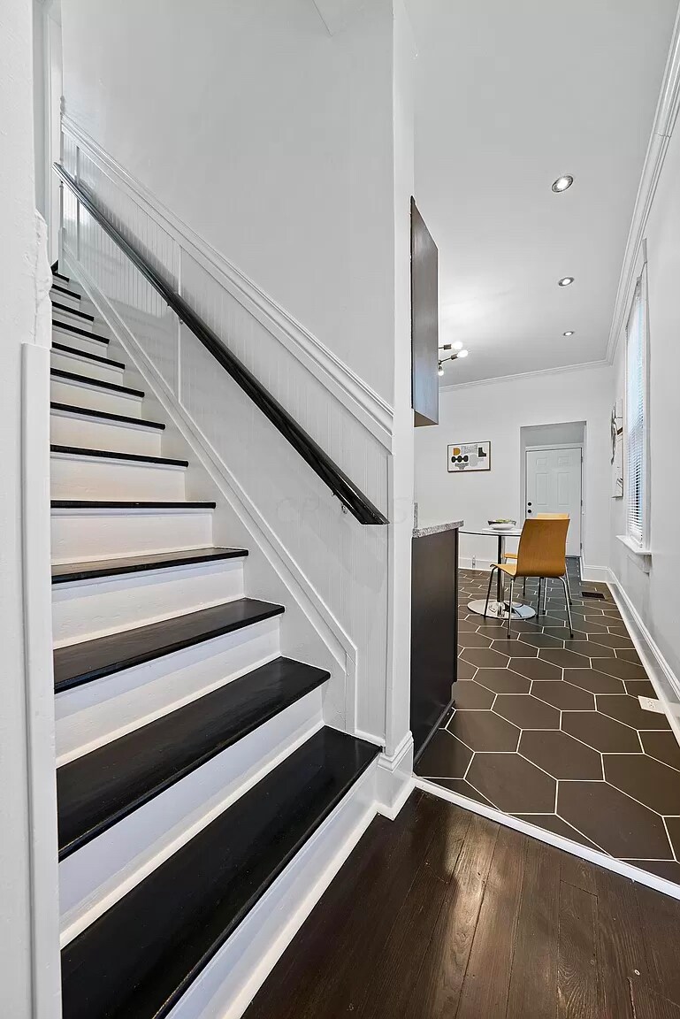 Building Photo - 854 Summit St