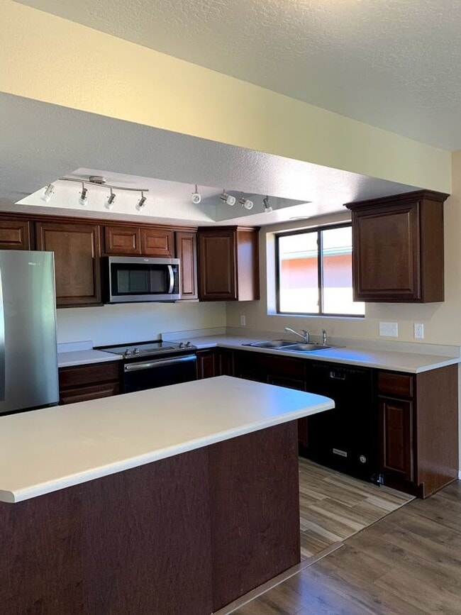 Building Photo - 375 Fairway Oaks Dr