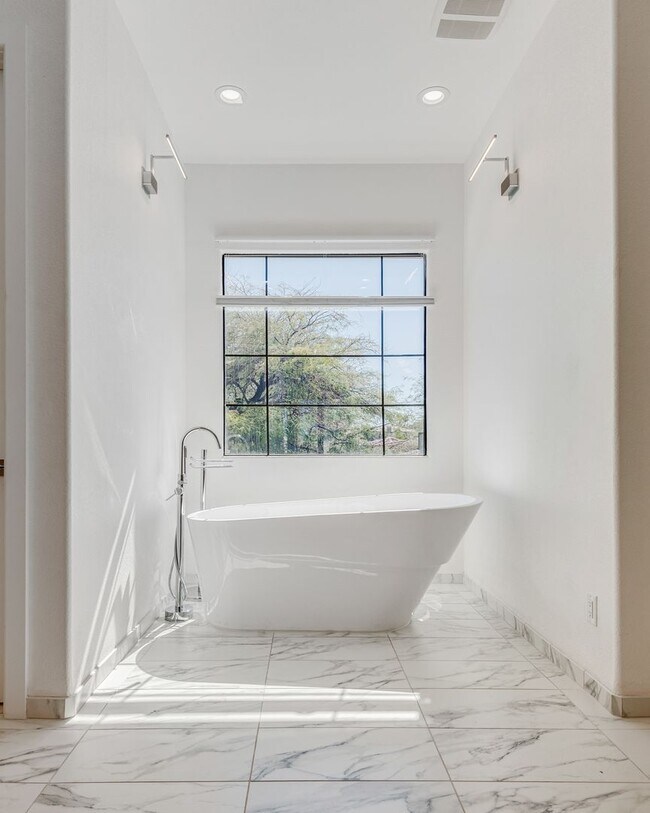 Building Photo - Luxury Summerlin Living in Gated Canyon Cr...