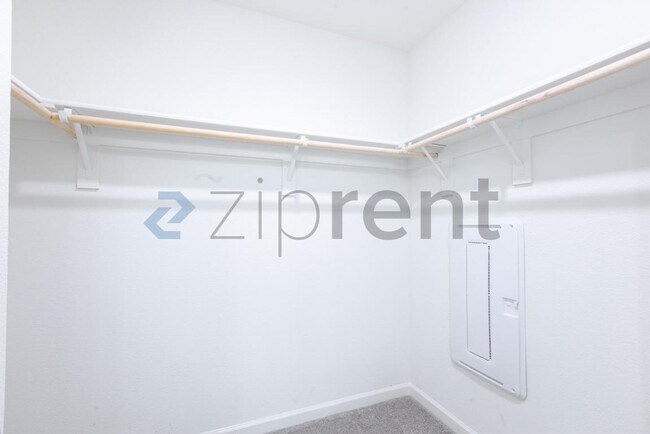 Building Photo - Unit
