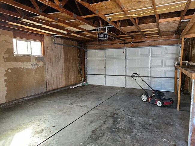 Building Photo - 4 Bedroom Bi Level with Large Yard and 2 Car Garage