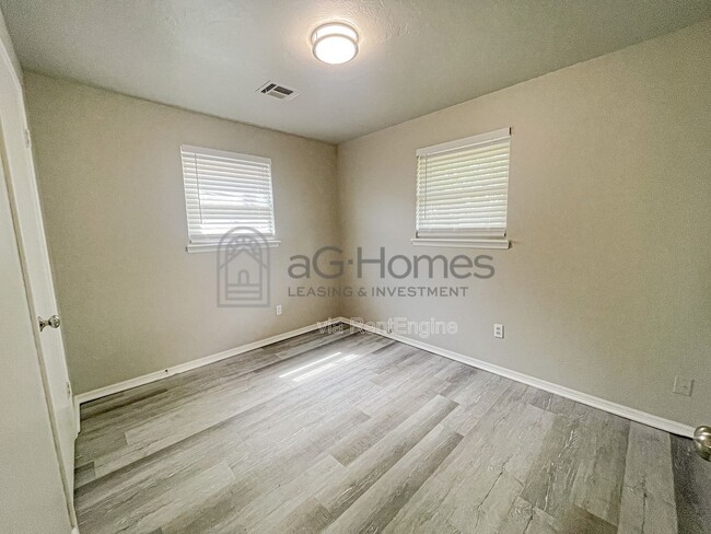 Building Photo - 3012 Neighbors Ln