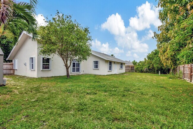 Building Photo - 843 Azalea Dr