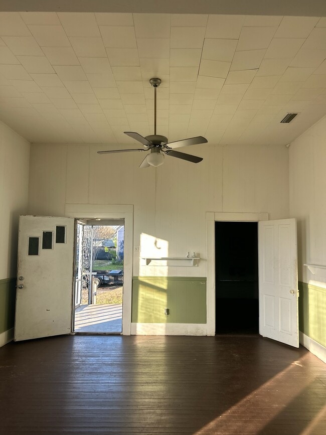 Building Photo - 206 Dallas St