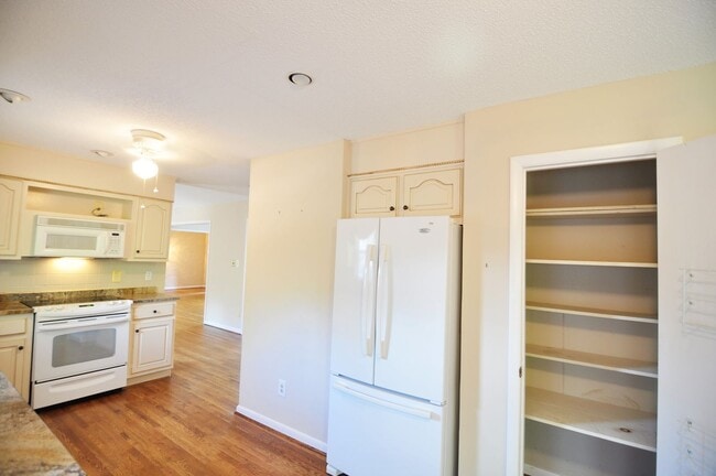 Building Photo - Large home with a pool.