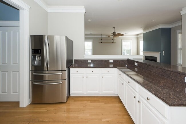 Building Photo - 302 White Gables Dr