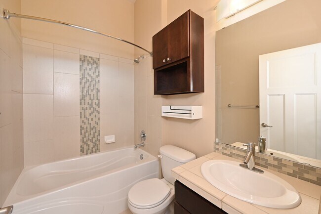 Building Photo - Modern & Spacious 2+ Bedroom/3.25 Bath Vie...