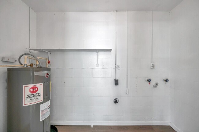 Building Photo - BEAUTIFULLY RENOVATED 2 BEDROOM, 1 BATH HO...