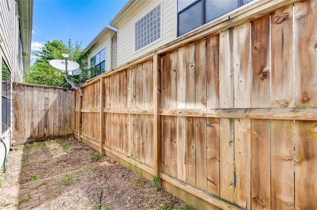 Building Photo - 8656 Meadowcroft Dr