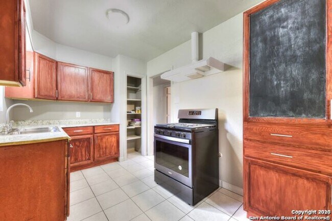 Building Photo - 3 Bedroom/1 Bath Sunset Hill Subdivision