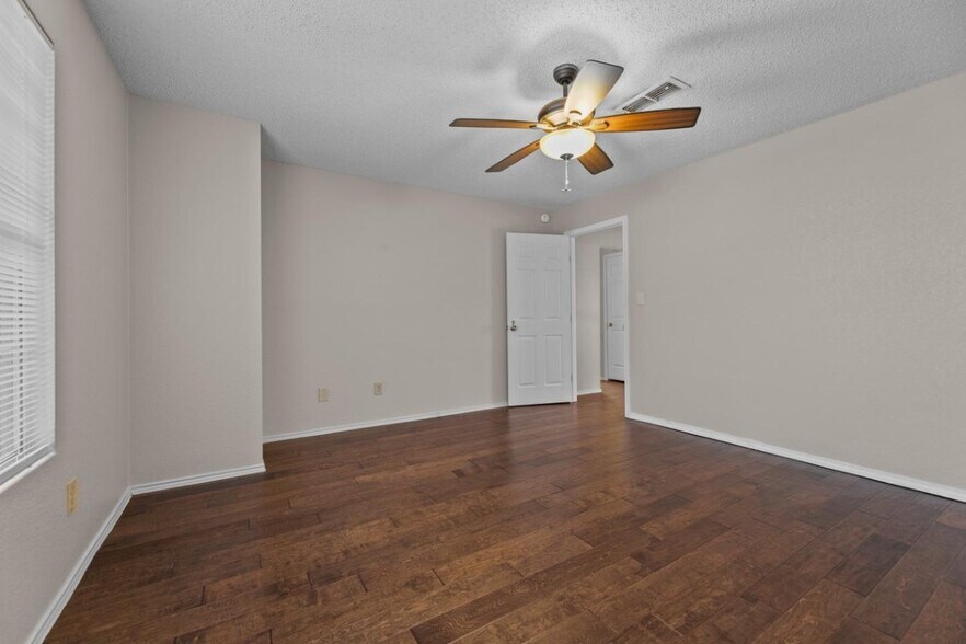Building Photo - Stylish Fort Worth Home Near Chisholm Trail!