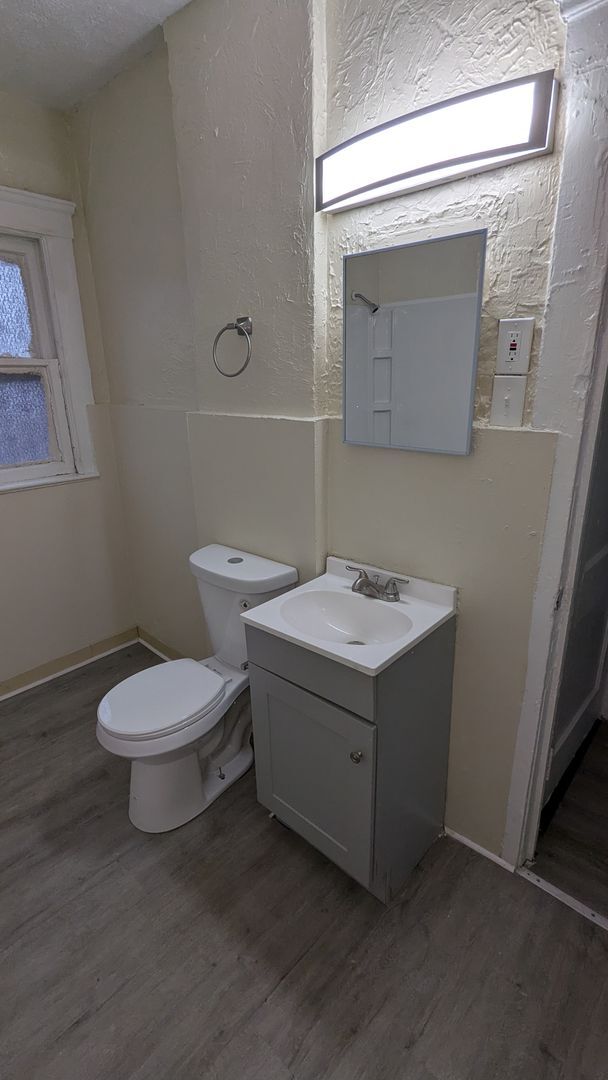 Building Photo - Welcome to this charming 3-bedroom, 1-bathroom home located in the heart of Akron