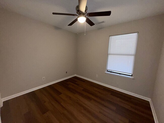 Building Photo - Fully Renovated 2 bed/ 2 bath Duplex! Available Now!