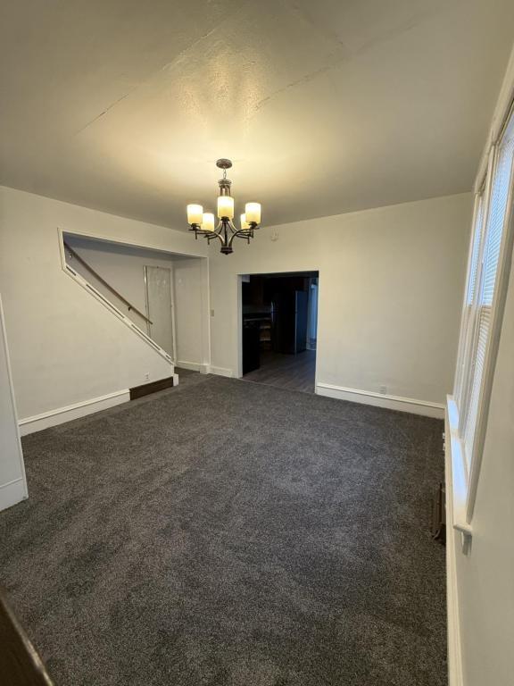 Building Photo - 906 E 9th St