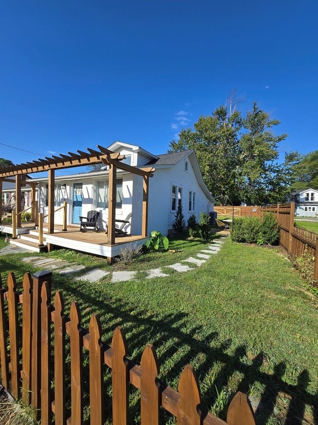 Building Photo - Beautiful Bungalow In the Twin Beaches