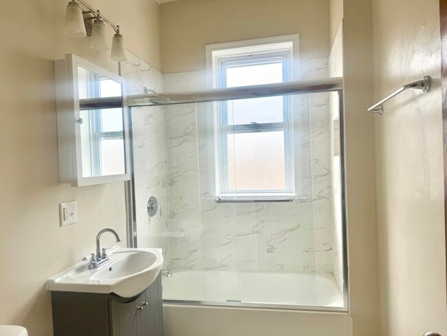 Building Photo - 2158 N Hamlin Ave