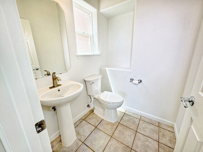 Building Photo - Wonderful 2 Story 3 BR Home in Loma Colorado