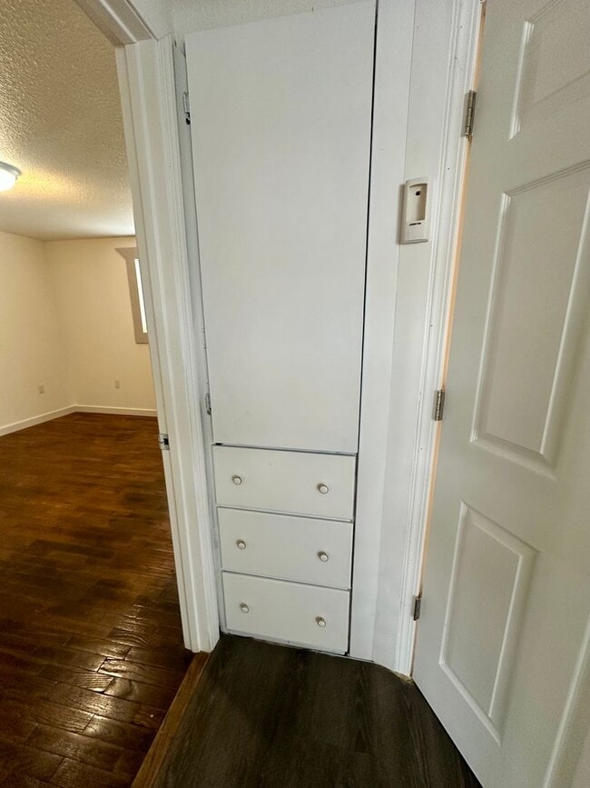 Building Photo - Charming 2 bedroom 1 bath home next to the bike trail Less than 3 miles from Sky Lakes and Oregon...