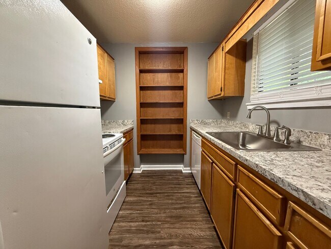 Building Photo - Newly remodeled unit in Brewster Estates!