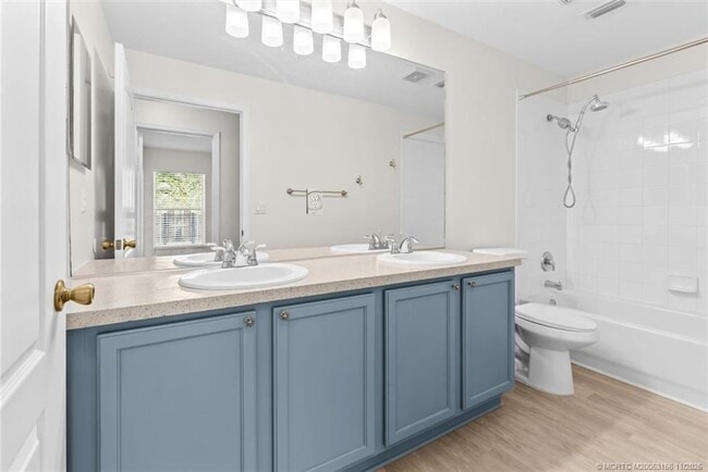 Building Photo - 920 NW Waterlily Pl