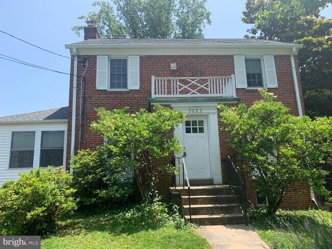 Building Photo - 5203 Saratoga Ave